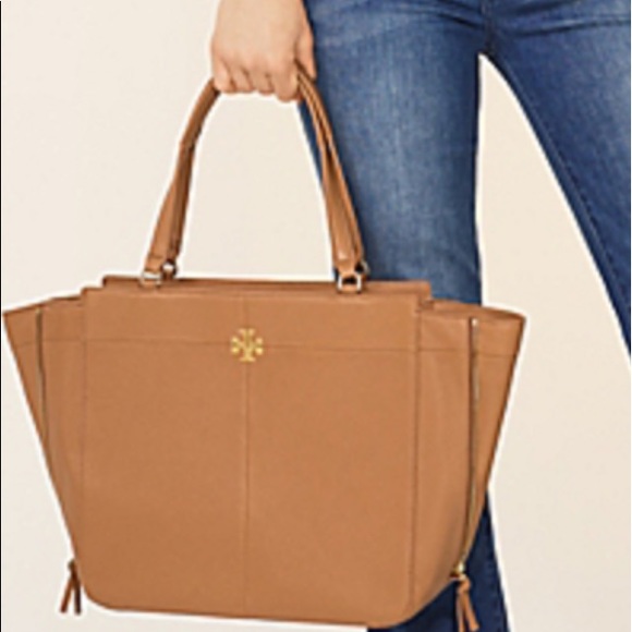 Tory Burch Ivy Side-Zip tote in the color Bark - Picture 3 of 8